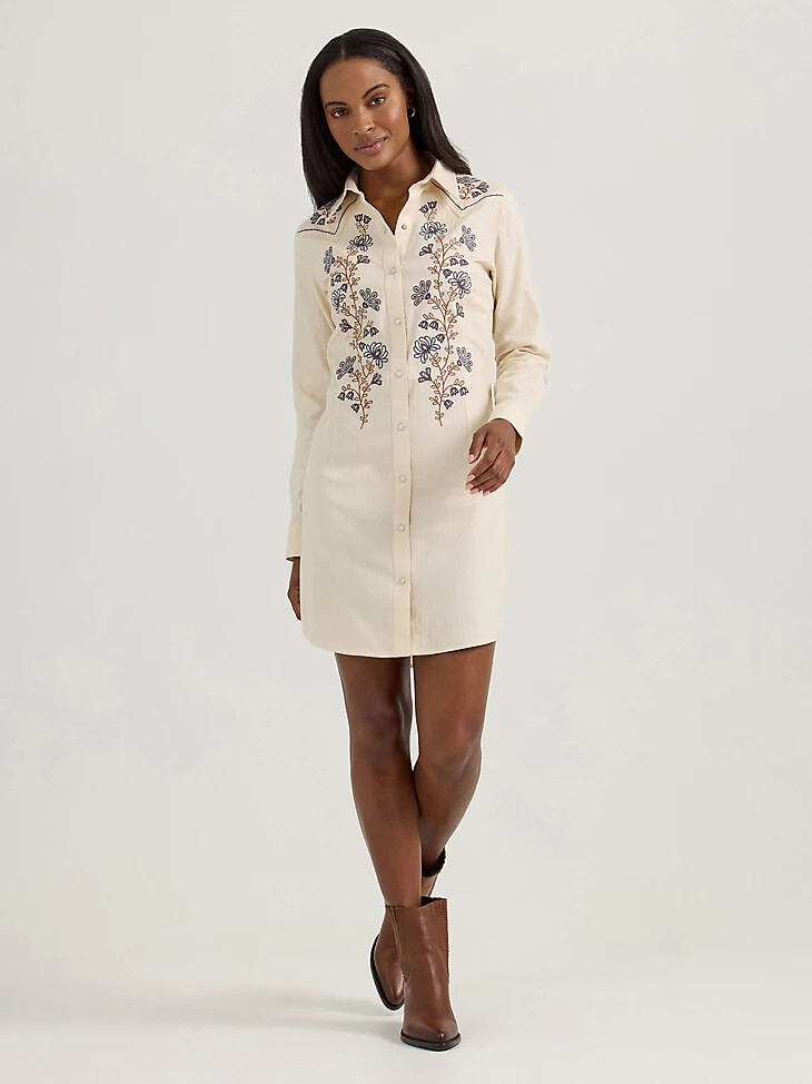 damen-western-hemdkleid mit bestickten wildblumen und druckknöpfen weißer schwan