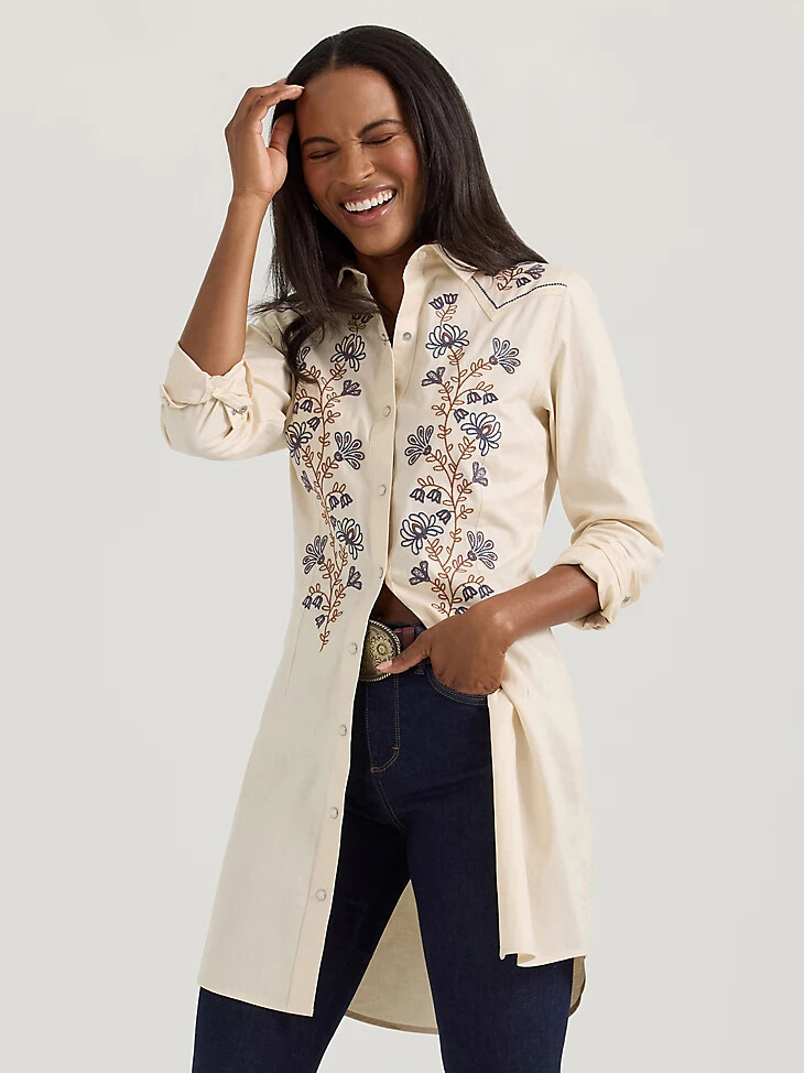 damen-western-hemdkleid mit bestickten wildblumen und druckknöpfen weißer schwan