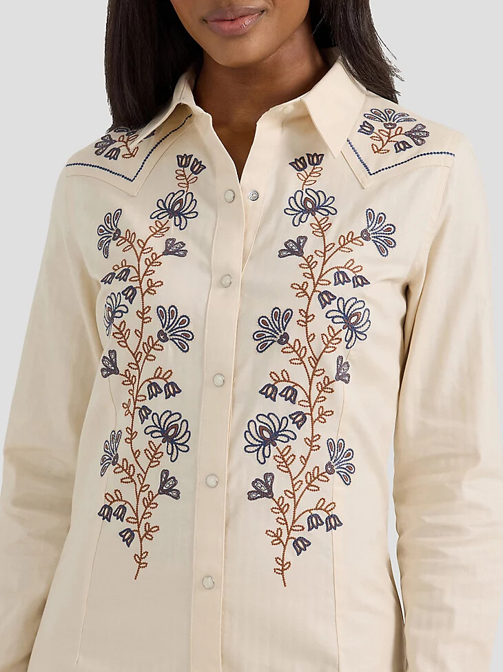 damen-western-hemdkleid mit bestickten wildblumen und druckknöpfen weißer schwan