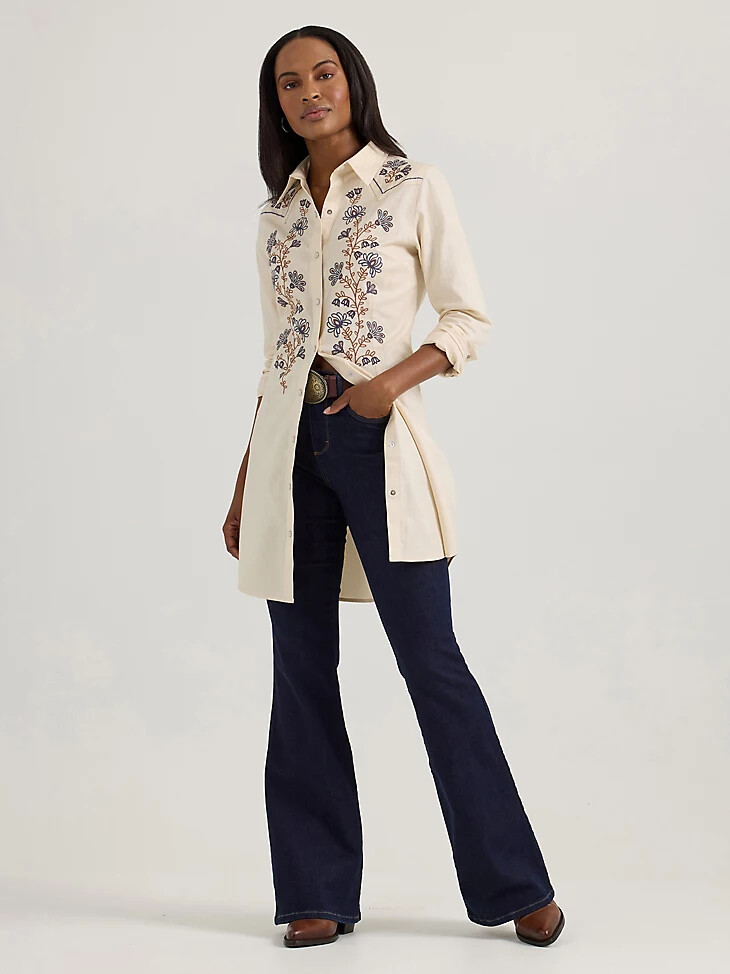 damen-western-hemdkleid mit bestickten wildblumen und druckknöpfen weißer schwan