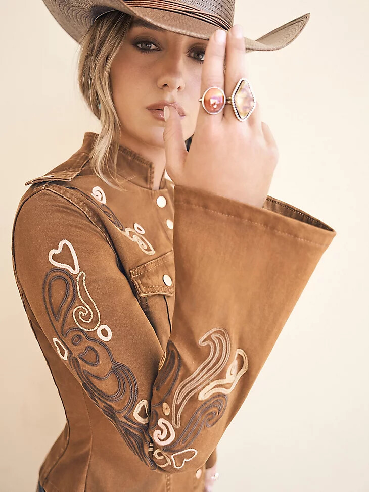 wrangler x lainey wilson bestickte utility-jacke mönchsrobe