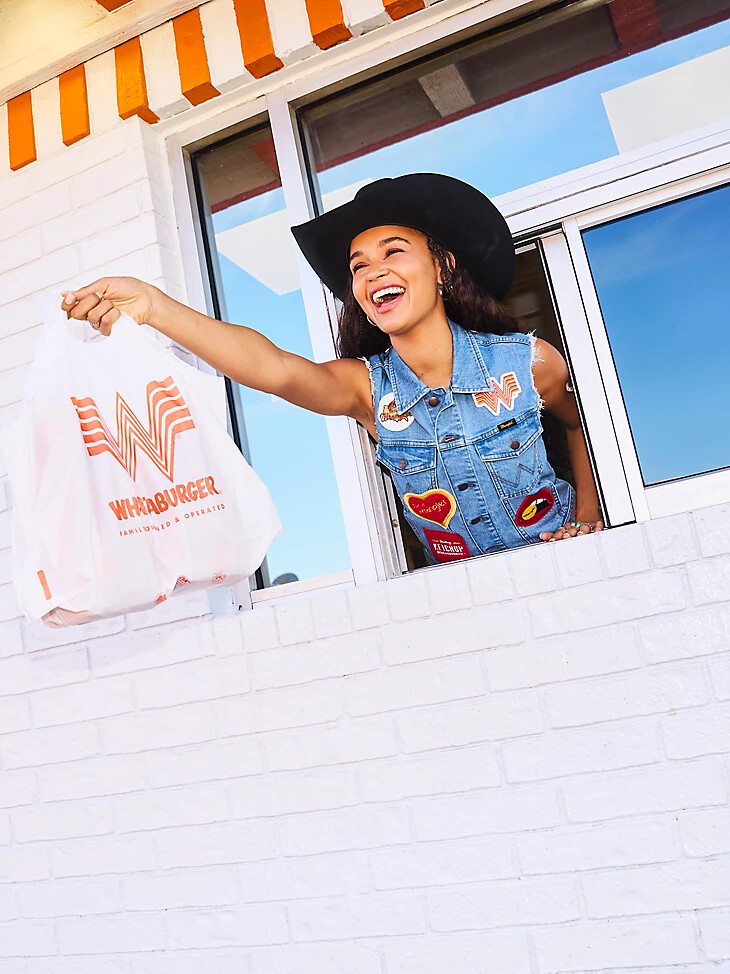 wrangler x whataburger damen-weste mit abgeschnittenen Ärmeln sonnengewaschen