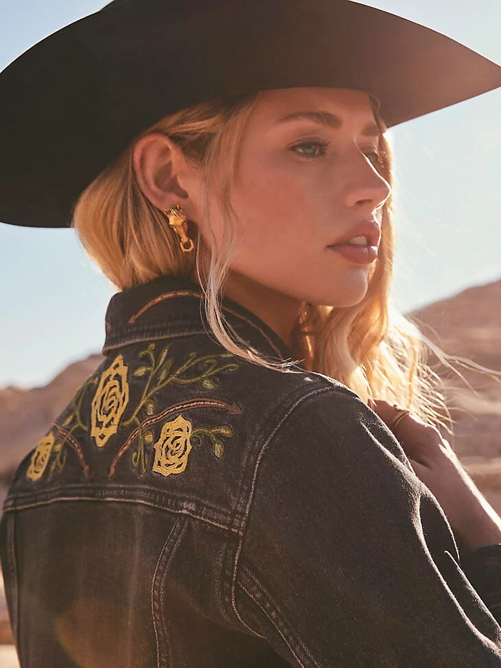 wrangler x yellow rose by kendra scott truckerjacke verwaschenes schwarz