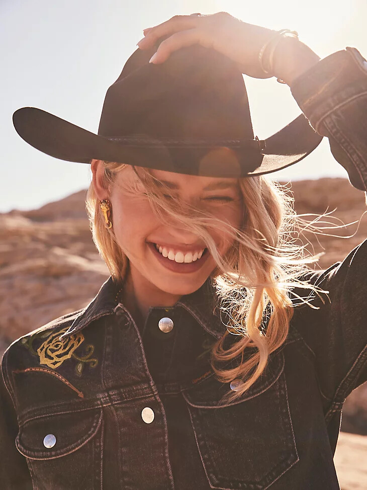 wrangler x yellow rose by kendra scott truckerjacke verwaschenes schwarz