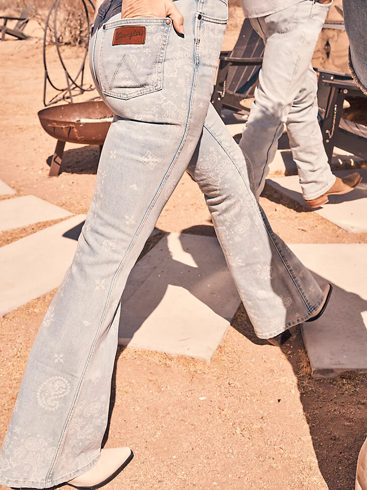 wrangler retro bailey high rise jeans mit paisley-print für damen