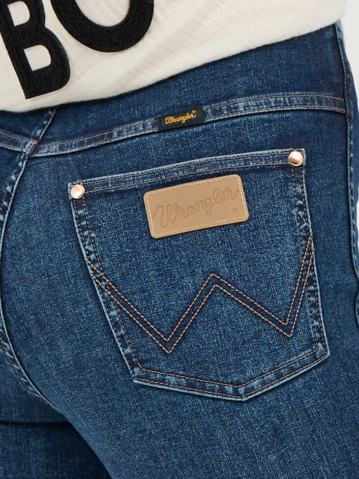 wrangler x lainey wilson schlaghosen zum hineinschlüpfen dunkle denim-waschung