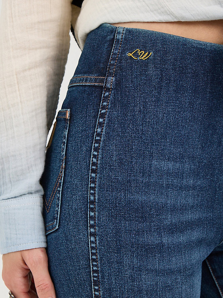 wrangler x lainey wilson schlaghosen zum hineinschlüpfen dunkle denim-waschung