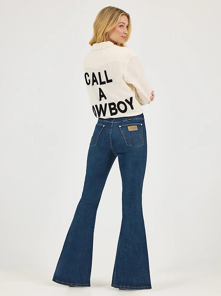 wrangler x lainey wilson schlaghosen zum hineinschlüpfen dunkle denim-waschung