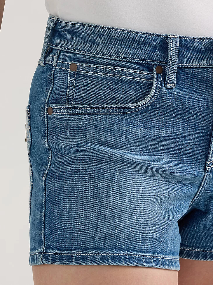wrangler retro mae mid rise shorts mit verziertem patch für damen aurora