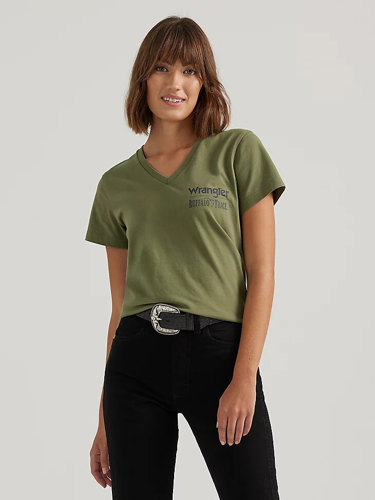 wrangler x buffalo trace damen-t-shirt mit v-ausschnitt kentucky green