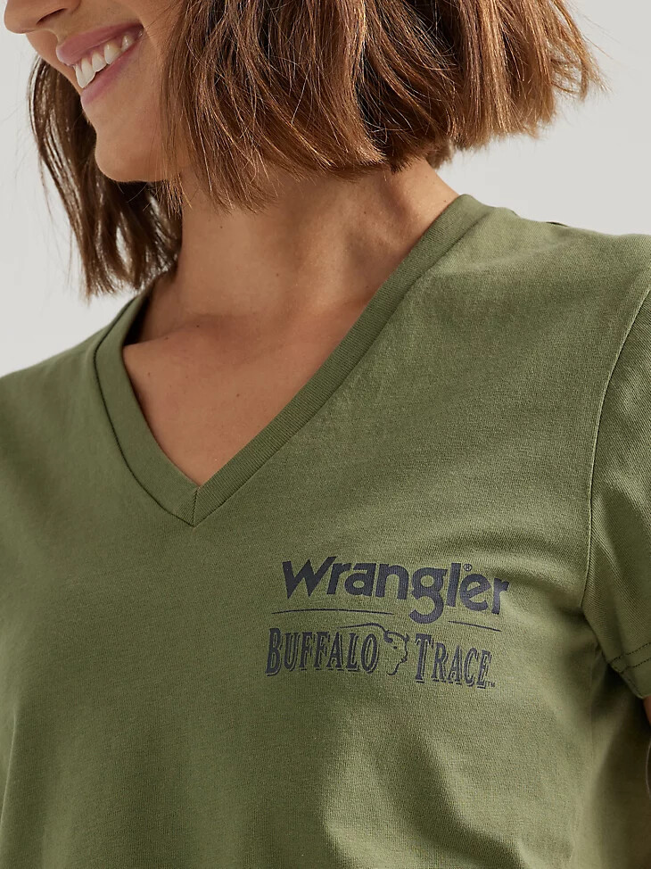 wrangler x buffalo trace damen-t-shirt mit v-ausschnitt kentucky green