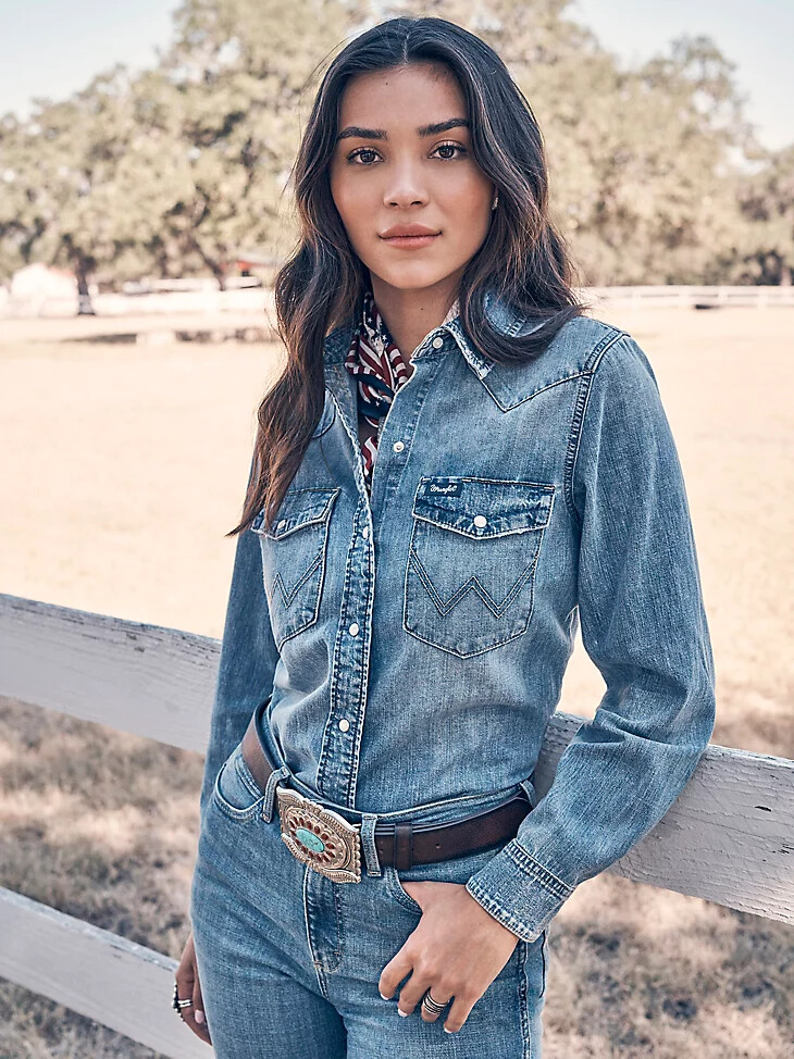 wrangler classic denim slim western-hemd für damen mit druckknöpfen mittlere waschung