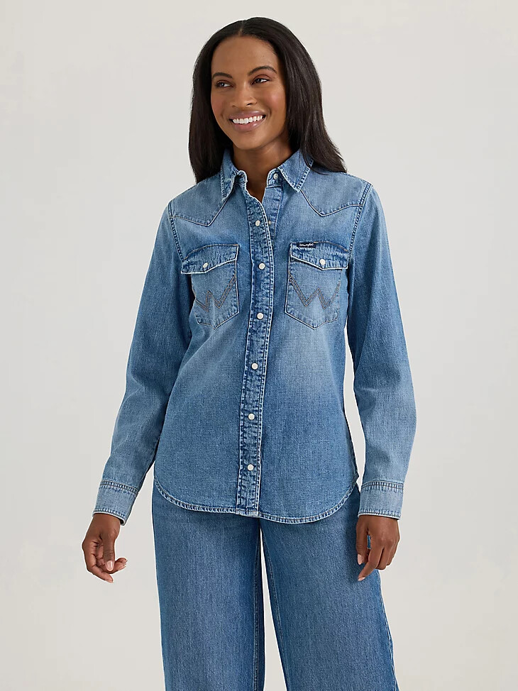 wrangler classic denim slim western-hemd für damen mit druckknöpfen mittlere waschung