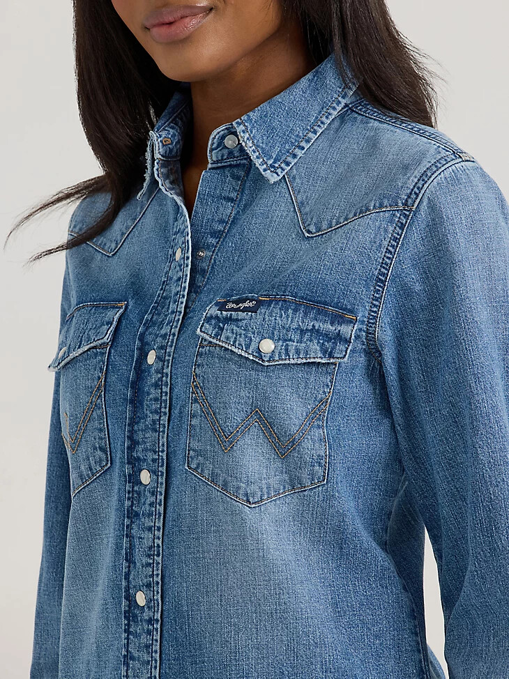 wrangler classic denim slim western-hemd für damen mit druckknöpfen mittlere waschung