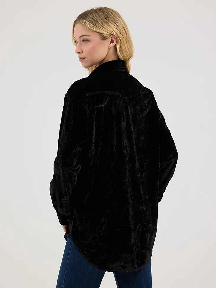 schwarzes wrangler-samt-top im boyfriend-stil für damen mit knopfleiste