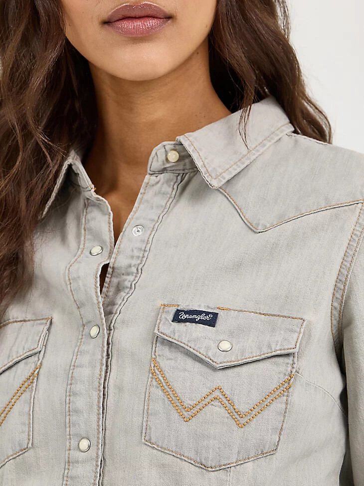 damen langarm-jeanshemd im western-stil mit druckknöpfen und ziernähten an der tasche grau