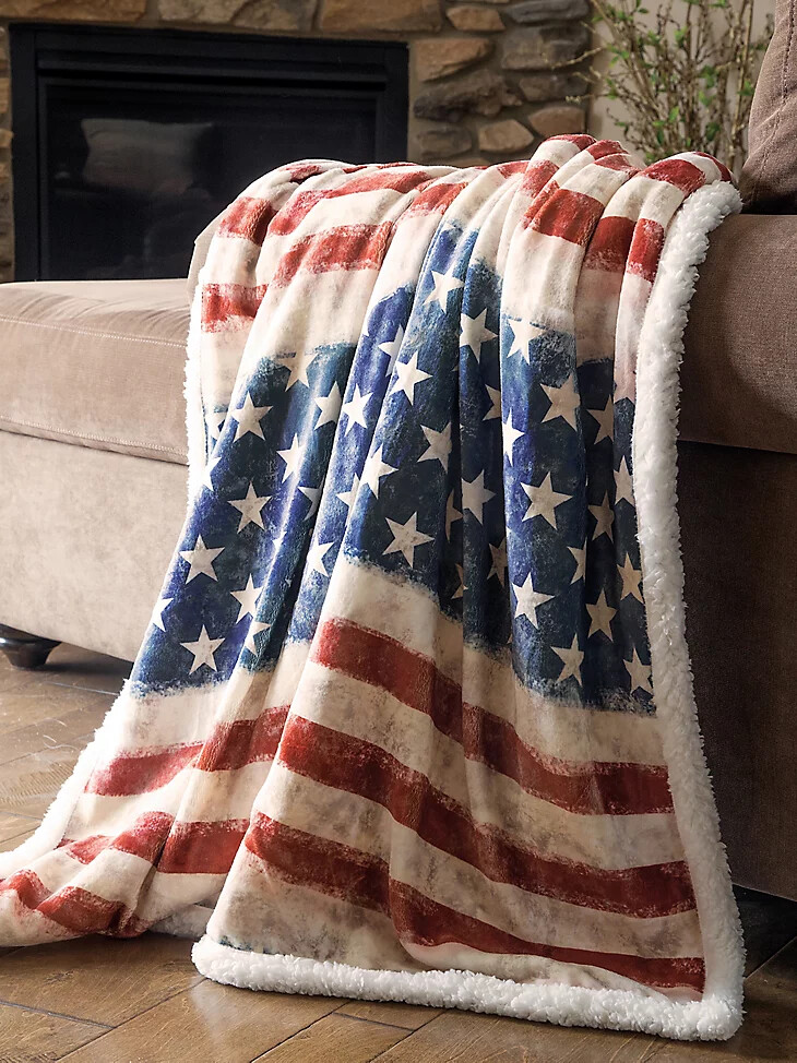 wrangler stars stripes sherpa-fleece-decke mit amerikanischer flagge mehrfarbig
