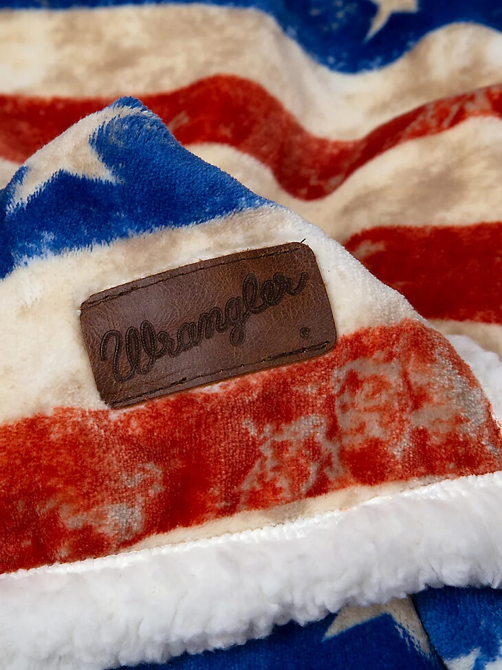 wrangler stars stripes sherpa-fleece-decke mit amerikanischer flagge mehrfarbig
