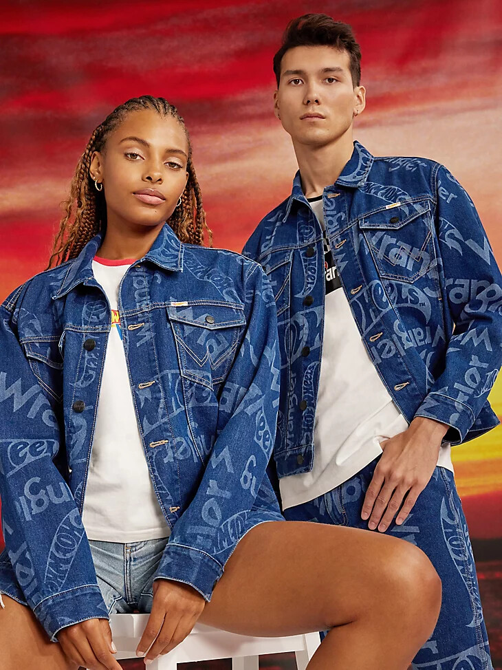 wrangler x hot wheels herren-jeansjacke mit laser-logo mittelblau