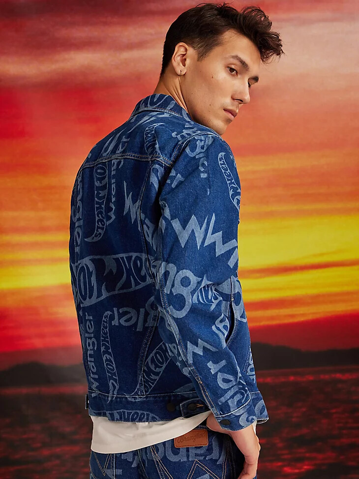 wrangler x hot wheels herren-jeansjacke mit laser-logo mittelblau