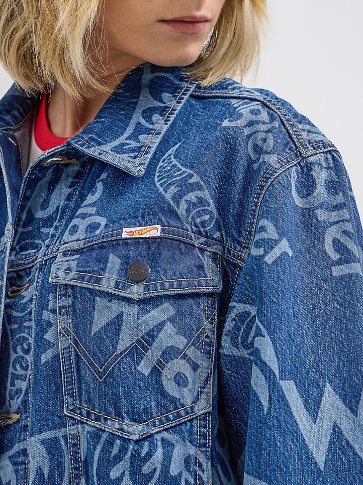 wrangler x hot wheels herren-jeansjacke mit laser-logo mittelblau
