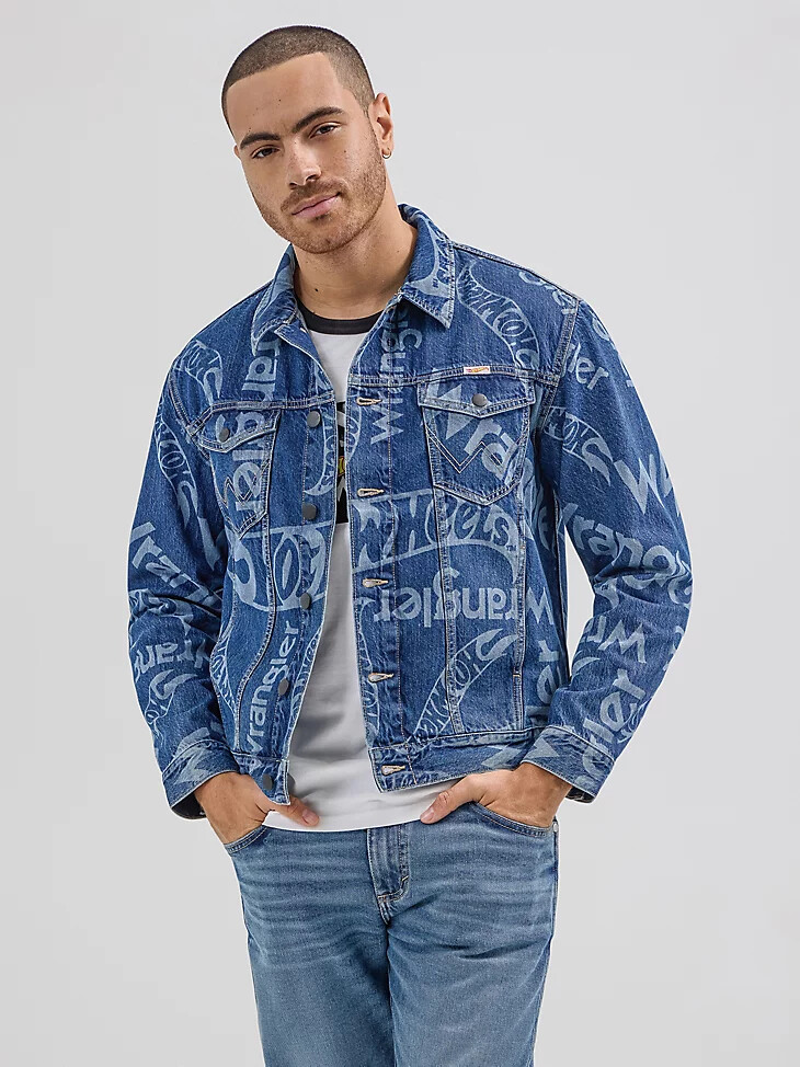 wrangler x hot wheels herren-jeansjacke mit laser-logo mittelblau