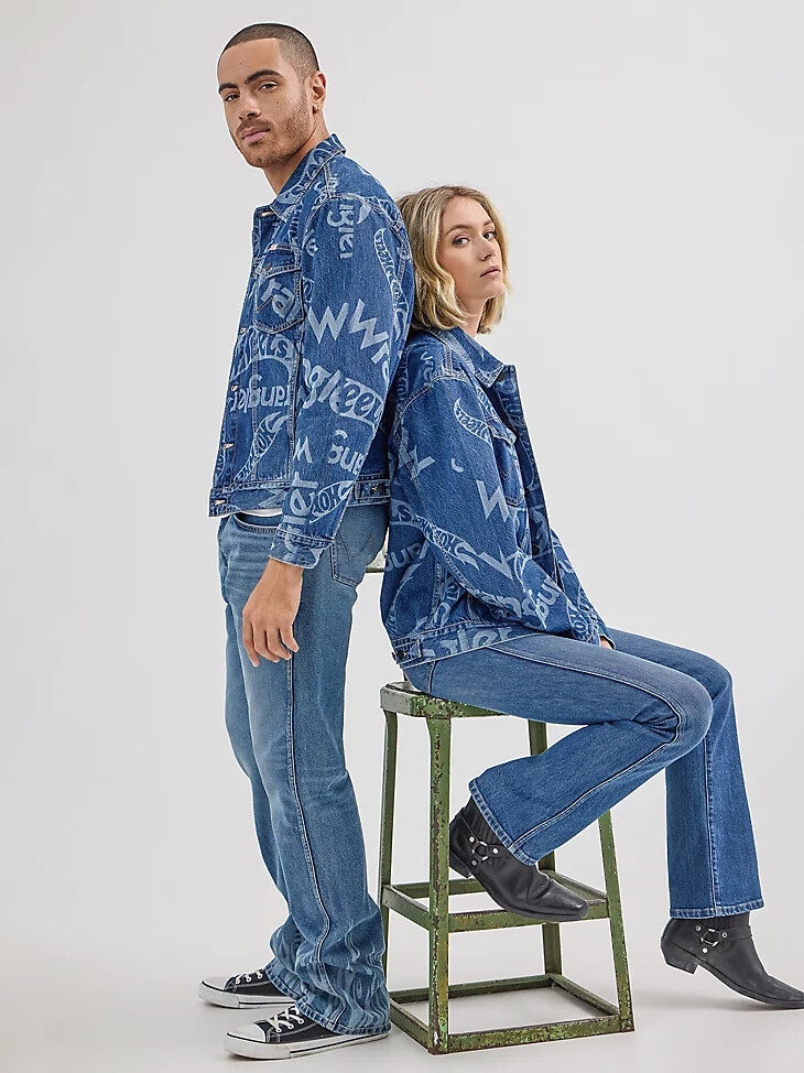 wrangler x hot wheels herren-jeansjacke mit laser-logo mittelblau