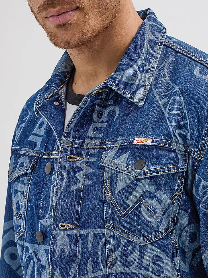 wrangler x hot wheels herren-jeansjacke mit laser-logo mittelblau