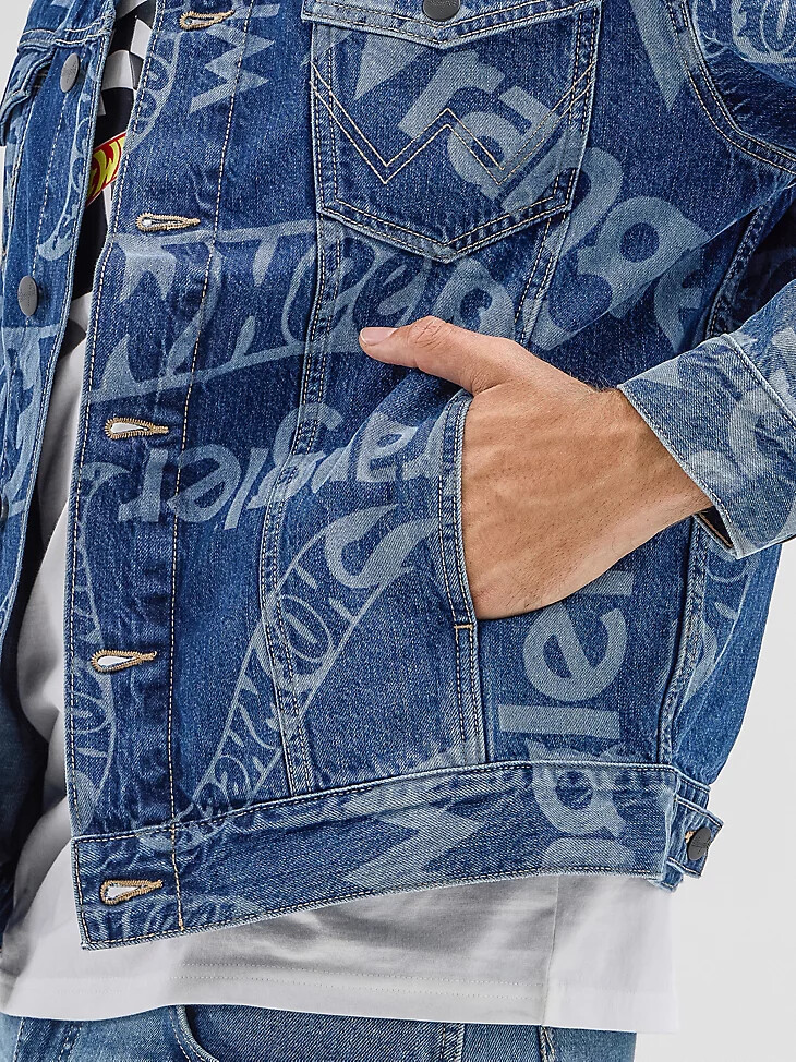 wrangler x hot wheels herren-jeansjacke mit laser-logo mittelblau