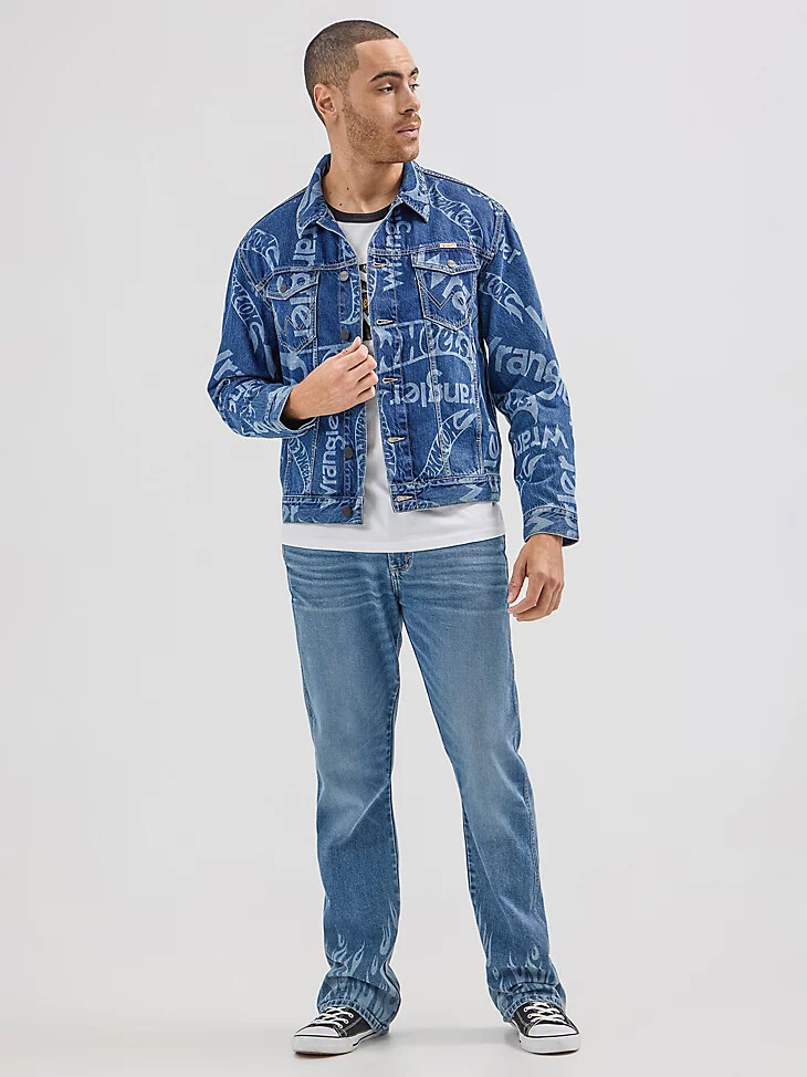 wrangler x hot wheels herren-jeansjacke mit laser-logo mittelblau