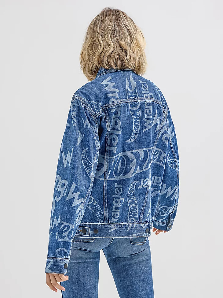 wrangler x hot wheels herren-jeansjacke mit laser-logo mittelblau