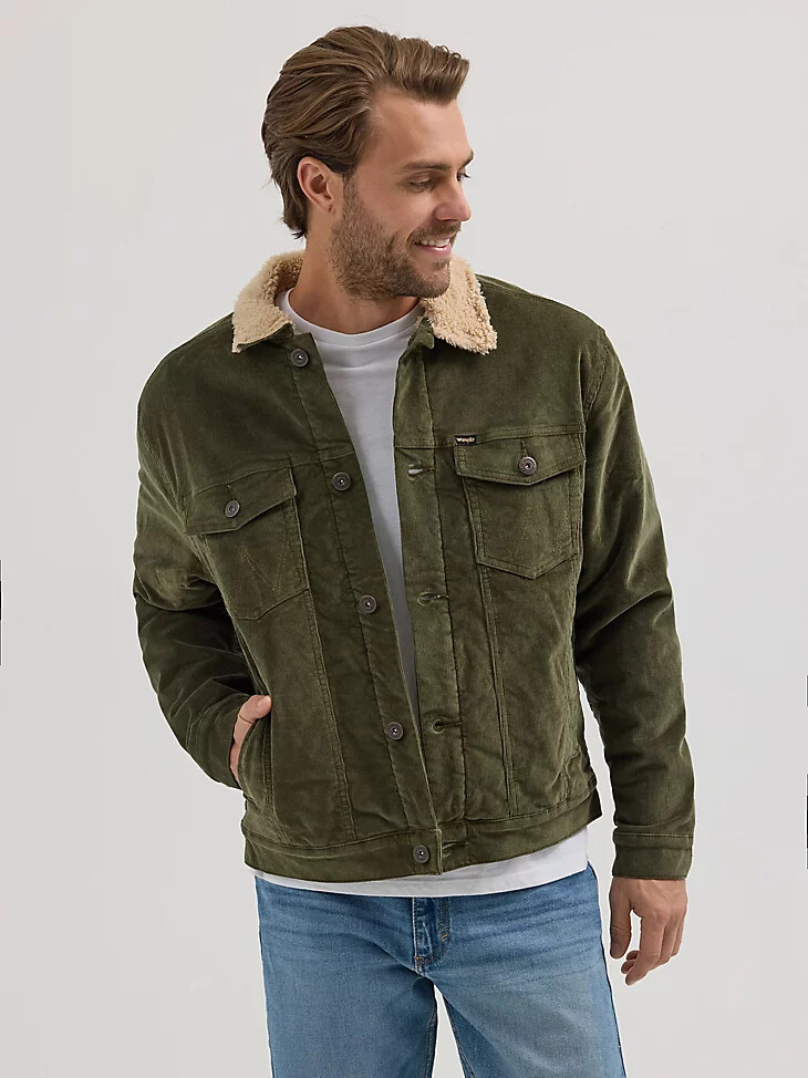 wrangler herren-truckerjacke aus cord mit sherpa-futter olivgrün