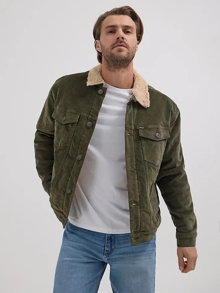 wrangler herren-truckerjacke aus cord mit sherpa-futter olivgrün