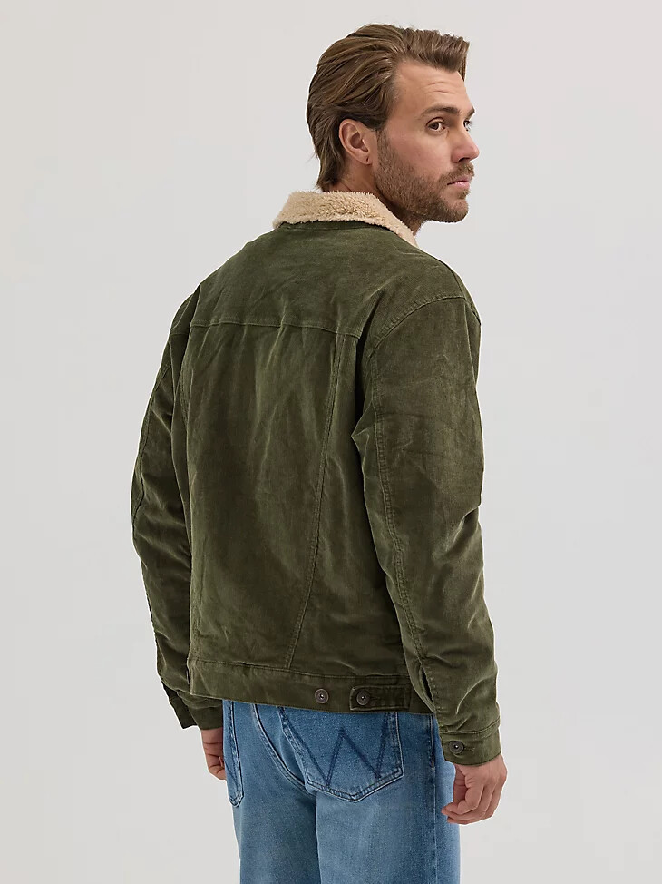 wrangler herren-truckerjacke aus cord mit sherpa-futter olivgrün