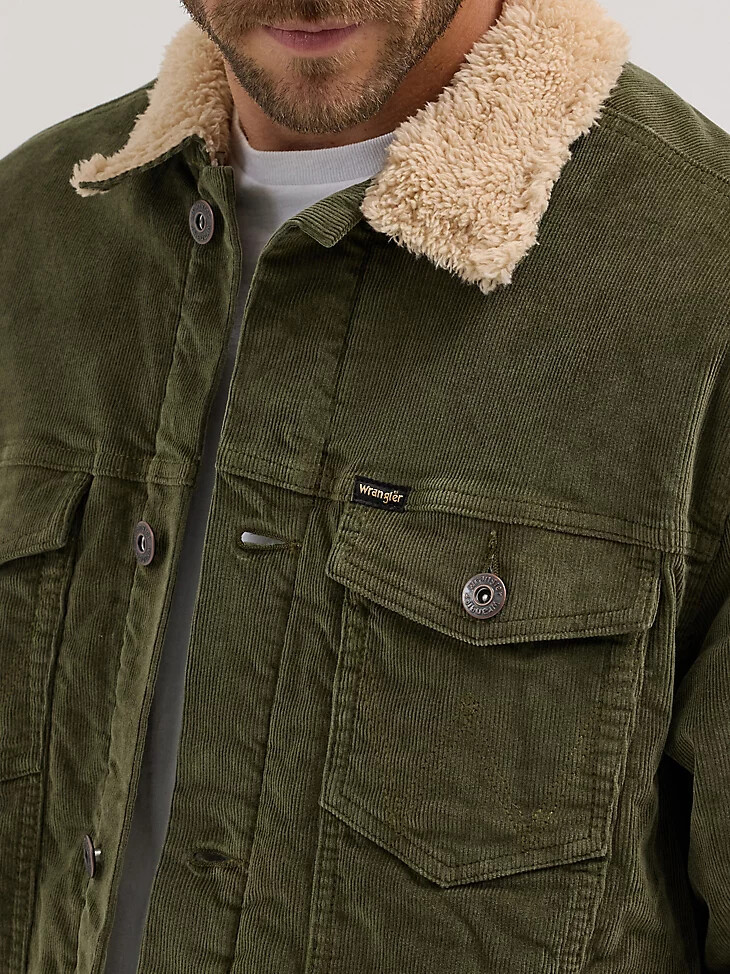 wrangler herren-truckerjacke aus cord mit sherpa-futter olivgrün