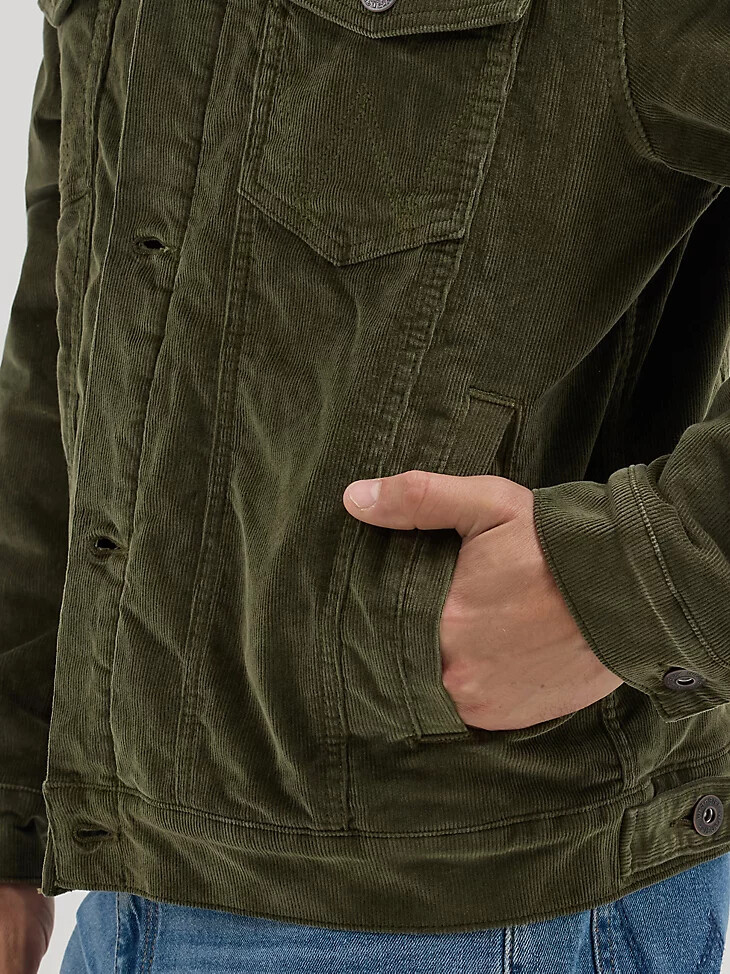 wrangler herren-truckerjacke aus cord mit sherpa-futter olivgrün