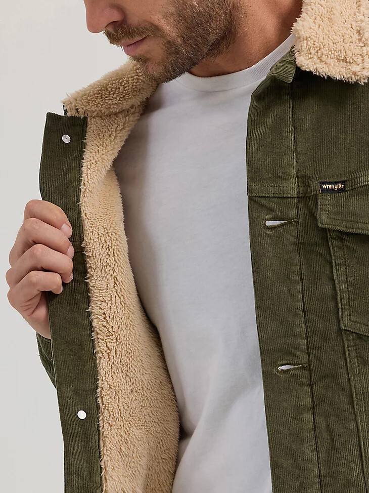 wrangler herren-truckerjacke aus cord mit sherpa-futter olivgrün