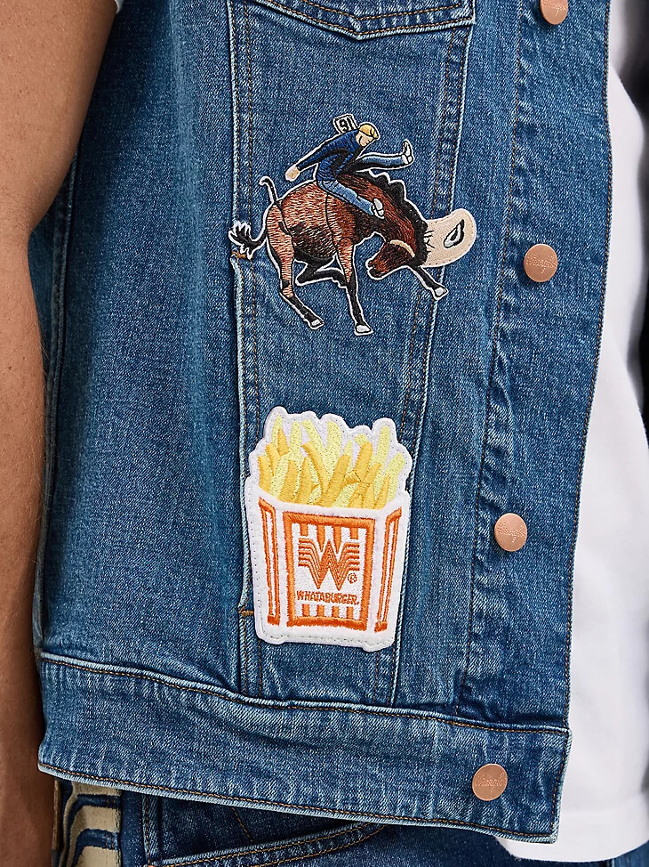 wrangler x whataburger herren-weste mit abgeschnittenen Ärmeln rodeo dust fade