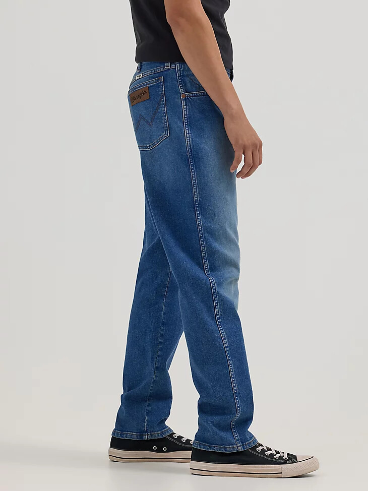 herren-jeans mit entspannter schmal zulaufender passform größe seventeen