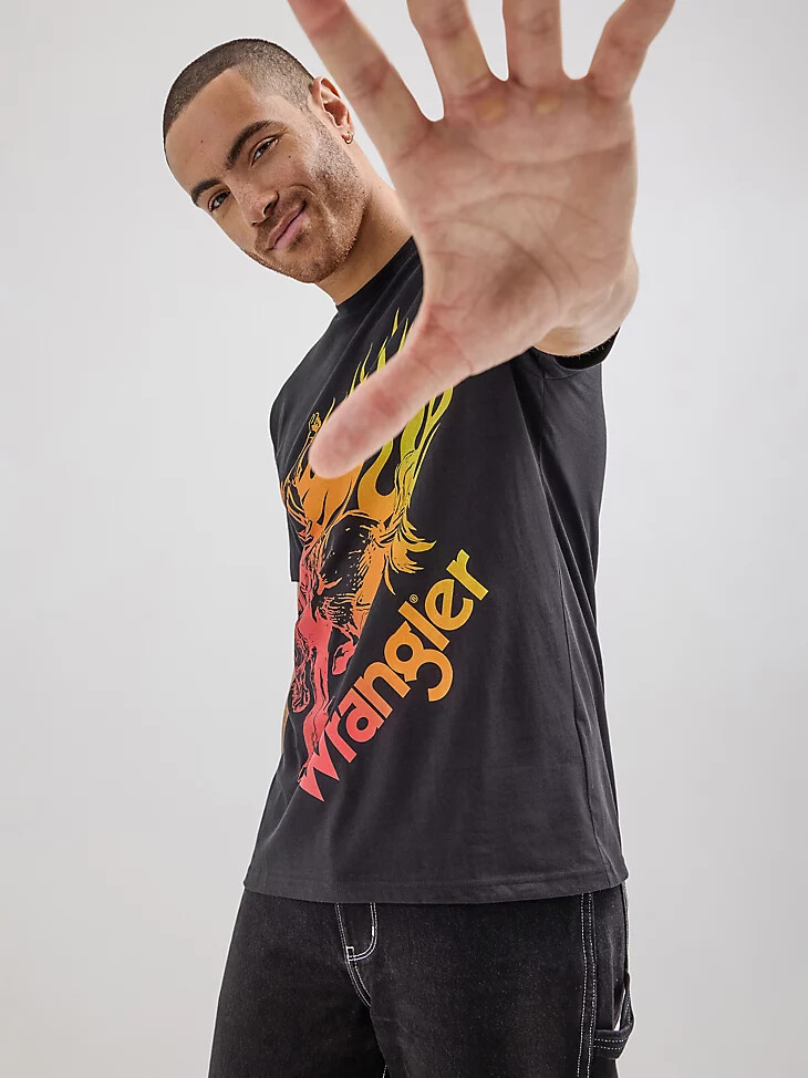 wrangler x hot wheels herren-t-shirt „flaming bronco – schwarz