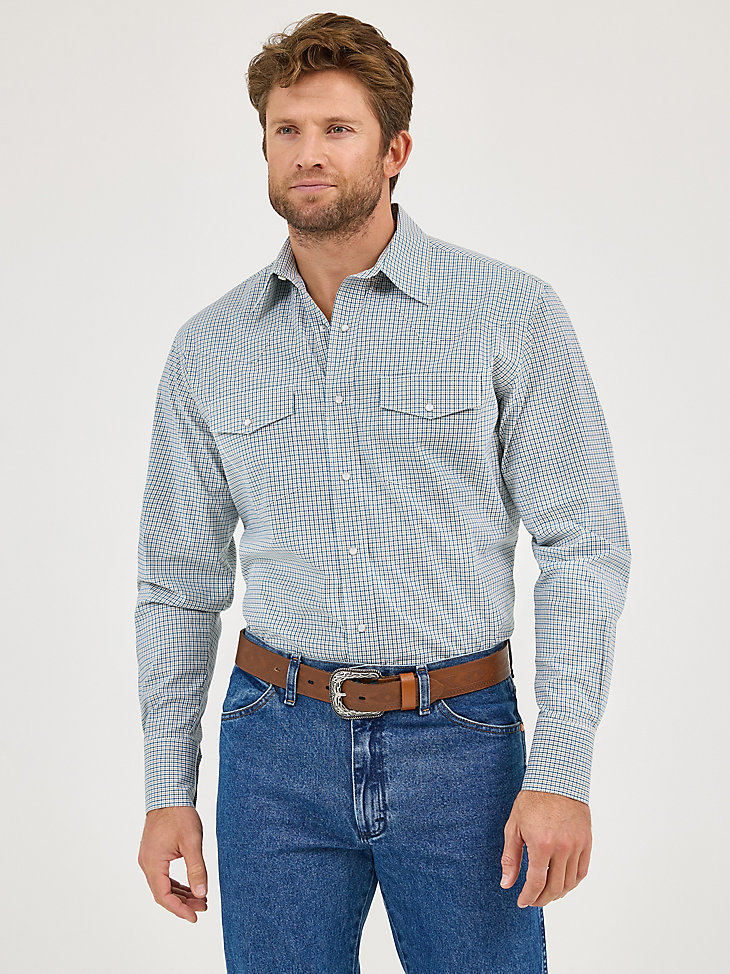 knitterfreies herren-langarmhemd im western-stil mit druckknöpfen und karomuster am strand