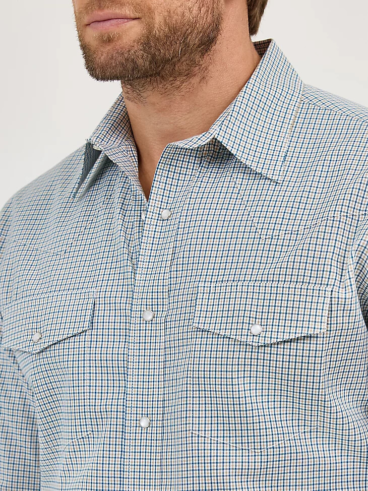 knitterfreies herren-langarmhemd im western-stil mit druckknöpfen und karomuster am strand