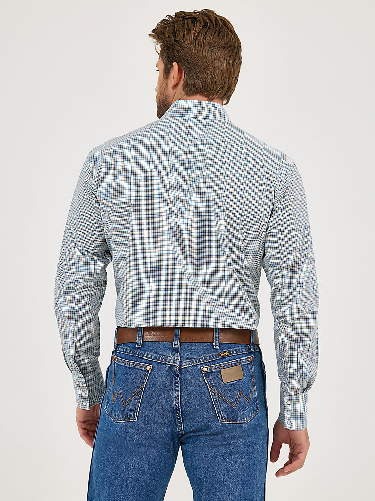 knitterfreies herren-langarmhemd im western-stil mit druckknöpfen und karomuster am strand