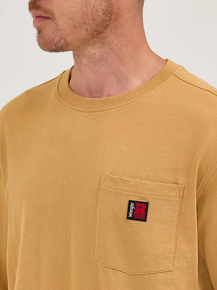 wrangler riggs workwear kurzarm-t-shirt mit tasche hellgold