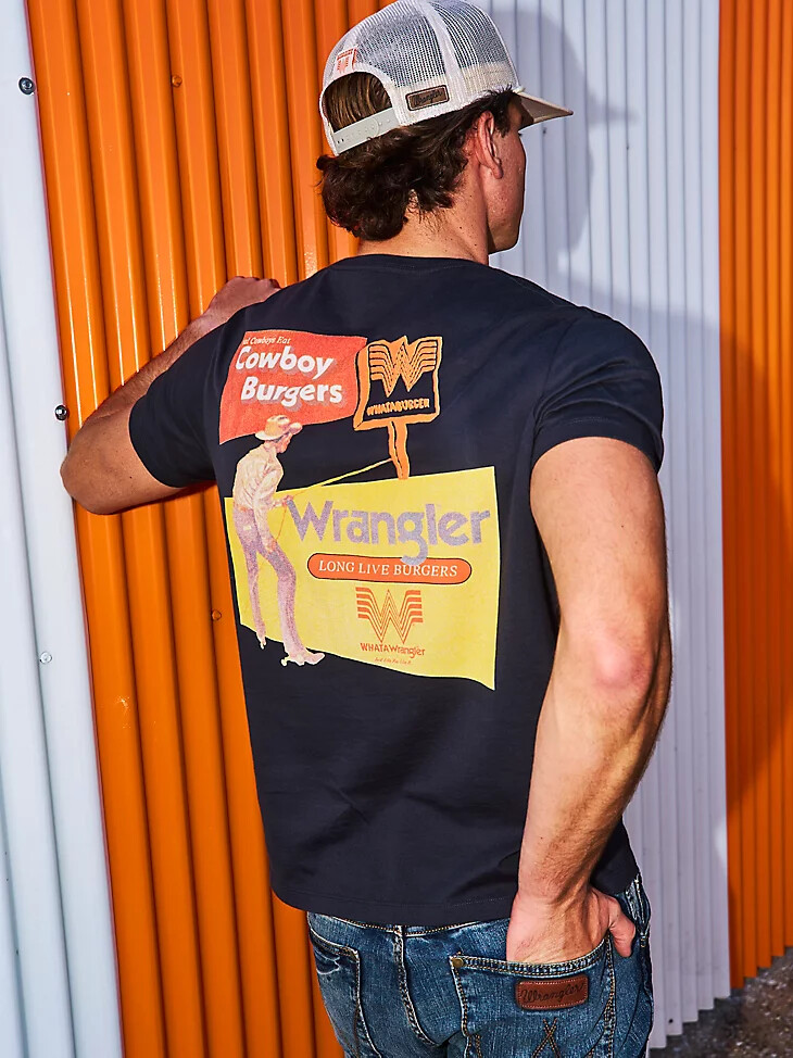 wrangler x whataburger herren-t-shirt „cowboy burgers – verwaschenes schwarz