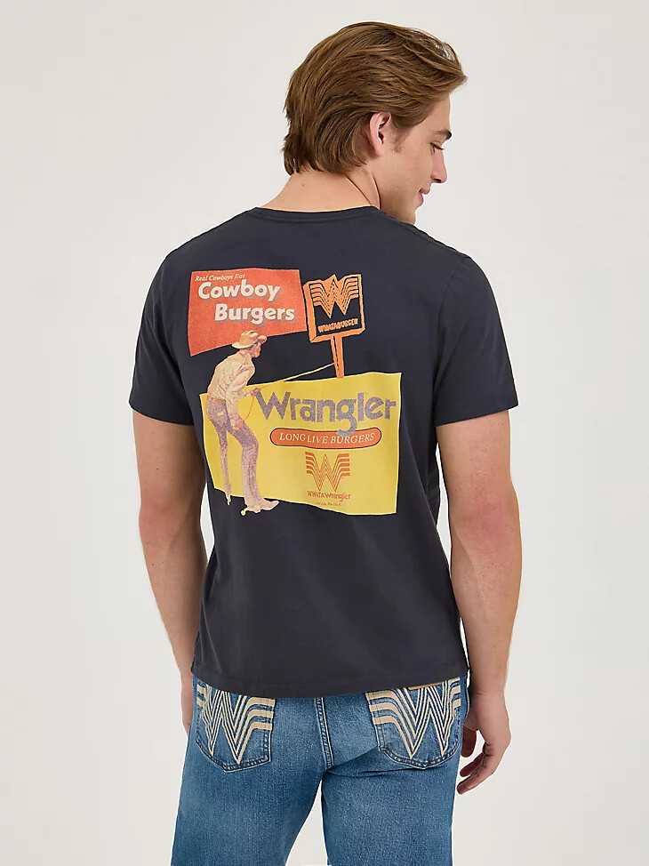wrangler x whataburger herren-t-shirt „cowboy burgers – verwaschenes schwarz