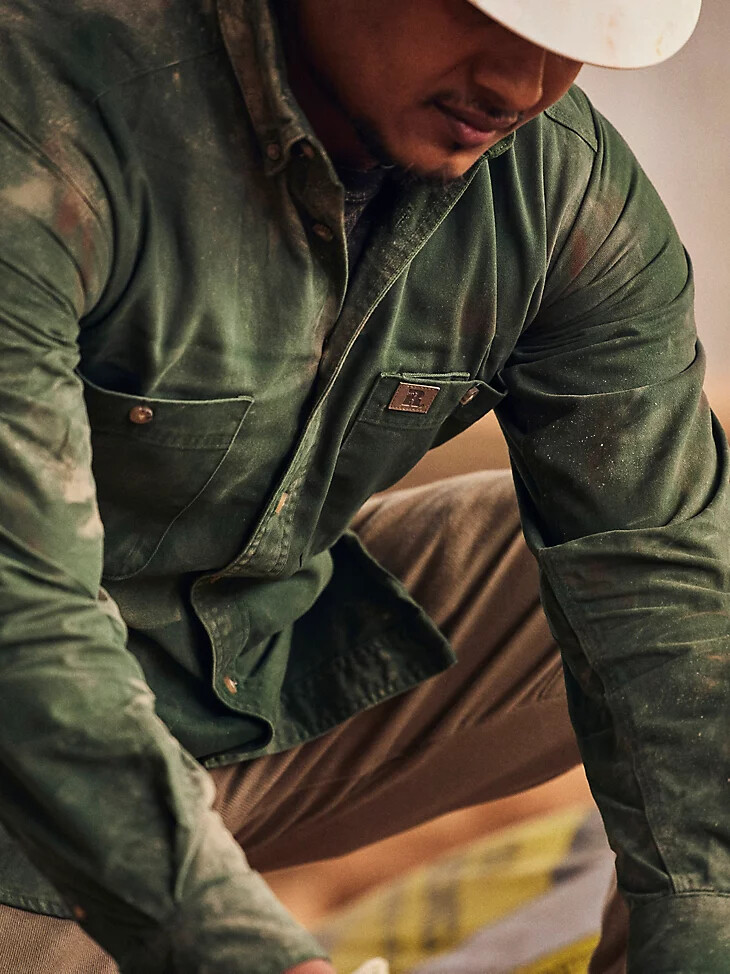 wrangler riggs workwear langarm-arbeitshemd aus einfarbigem twill waldgrün