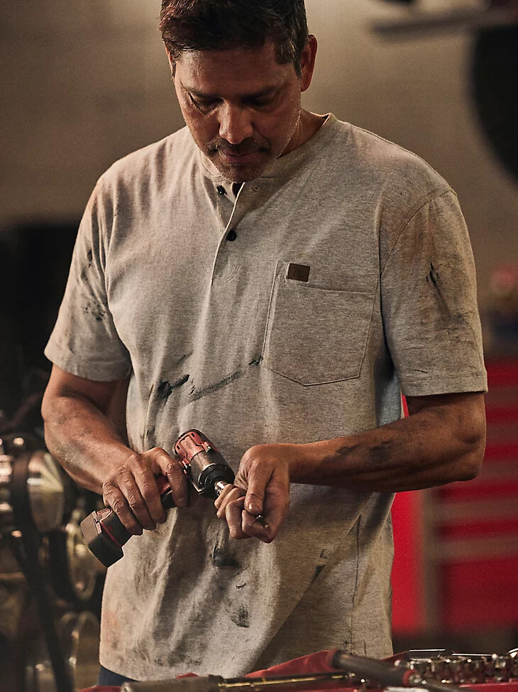 wrangler riggs workwear kurzarm-henley-shirt in aschgrau meliert