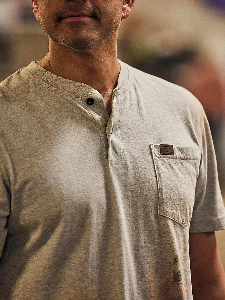 wrangler riggs workwear kurzarm-henley-shirt in aschgrau meliert