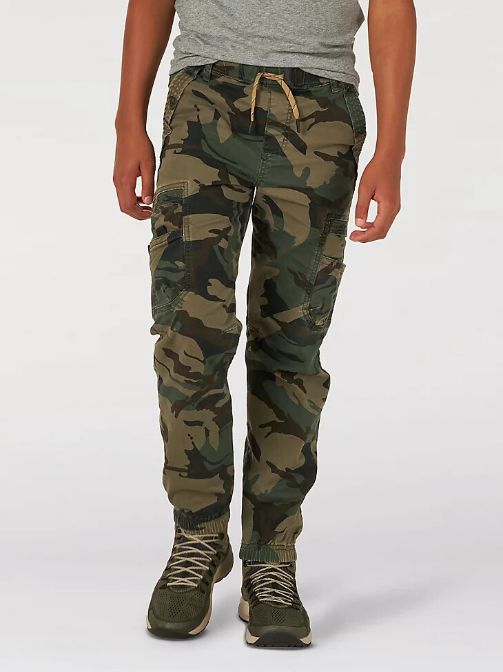 wrangler free to stretch gamer cargohose für jungen husky waldgrünes tarnmuster